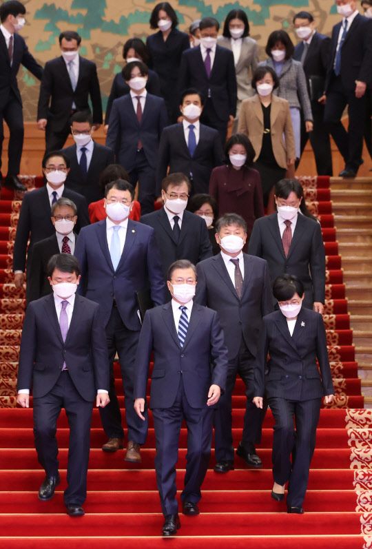 문재인(앞줄 가운데) 대통령이 10일 청와대에서 신임 대사들에게 신임장을 수여한 뒤 환담장으로 향하고 있다.   연합뉴스